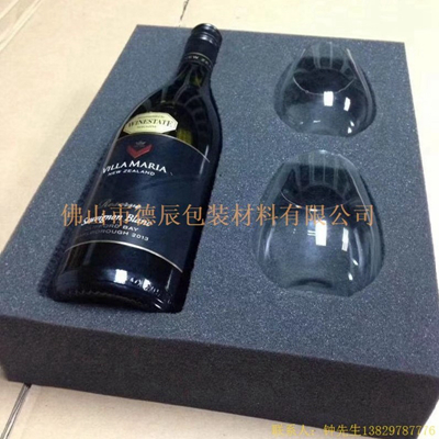 海綿內(nèi)托對(duì)各行各業(yè)產(chǎn)品起到絕緣、密封、防震、防塵、填充、隔音、固定，能夠保護(hù)包裝產(chǎn)品在運(yùn)輸過(guò)程中安然無(wú)恙，起到保護(hù)產(chǎn)品的一個(gè)作用，同時(shí)可以美化產(chǎn)品，提升產(chǎn)品檔次。