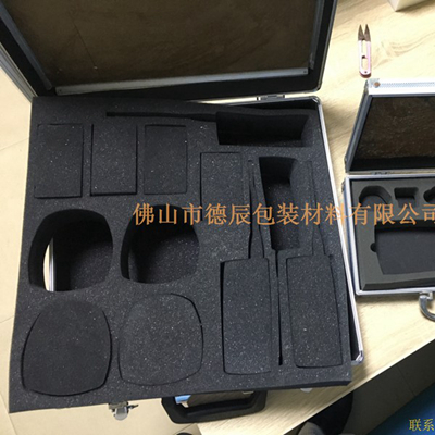 海綿內(nèi)托對(duì)各行各業(yè)產(chǎn)品起到絕緣、密封、防震、防塵、填充、隔音、固定，能夠保護(hù)包裝產(chǎn)品在運(yùn)輸過(guò)程中安然無(wú)恙，起到保護(hù)產(chǎn)品的一個(gè)作用，同時(shí)可以美化產(chǎn)品，提升產(chǎn)品檔次。