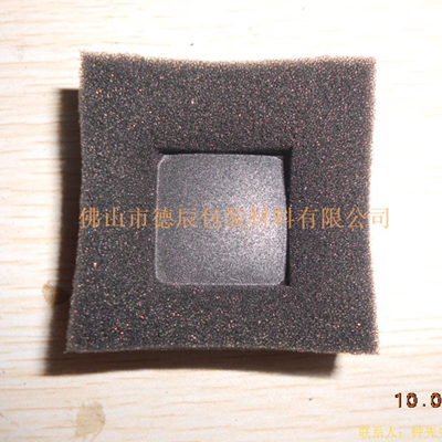 利用加熱鋁制模具對(duì)海綿進(jìn)行塑形。